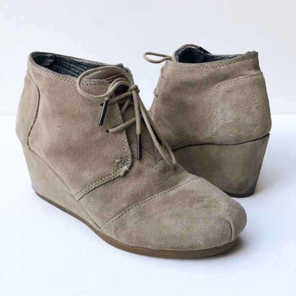 TOMS Desert Wedge Lace Up Bootie Sz 7 Taupe Tan Suede Leather Heeled Ankle Boots - Picture 1 of 11